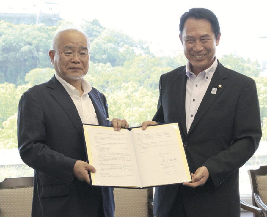 地方創生推進へ、和歌山市と和歌山リビング新聞社が包括連携協定を締結。尾花正啓市長（右）と西田弘（左）